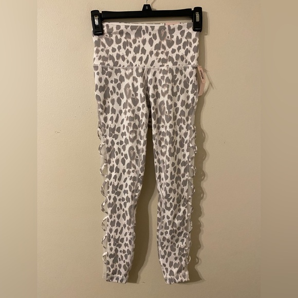New NWT Victoria’s Secret White Cheetah Print High-Rise Cut-Out Leggings Size 2 - Picture 1 of 5